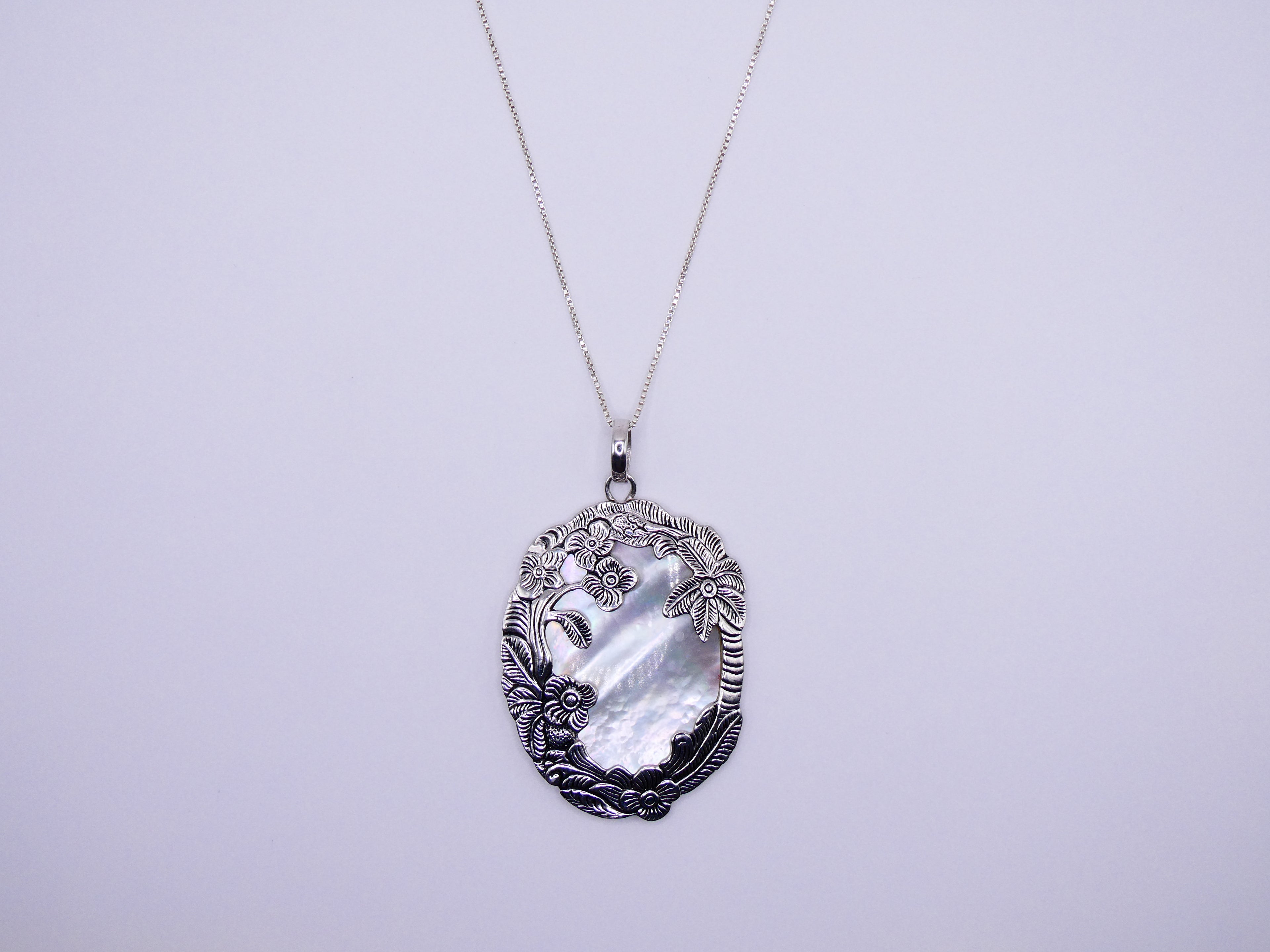 Vintage Statement Mother of Pearl and Flower Detail Pendant Necklace